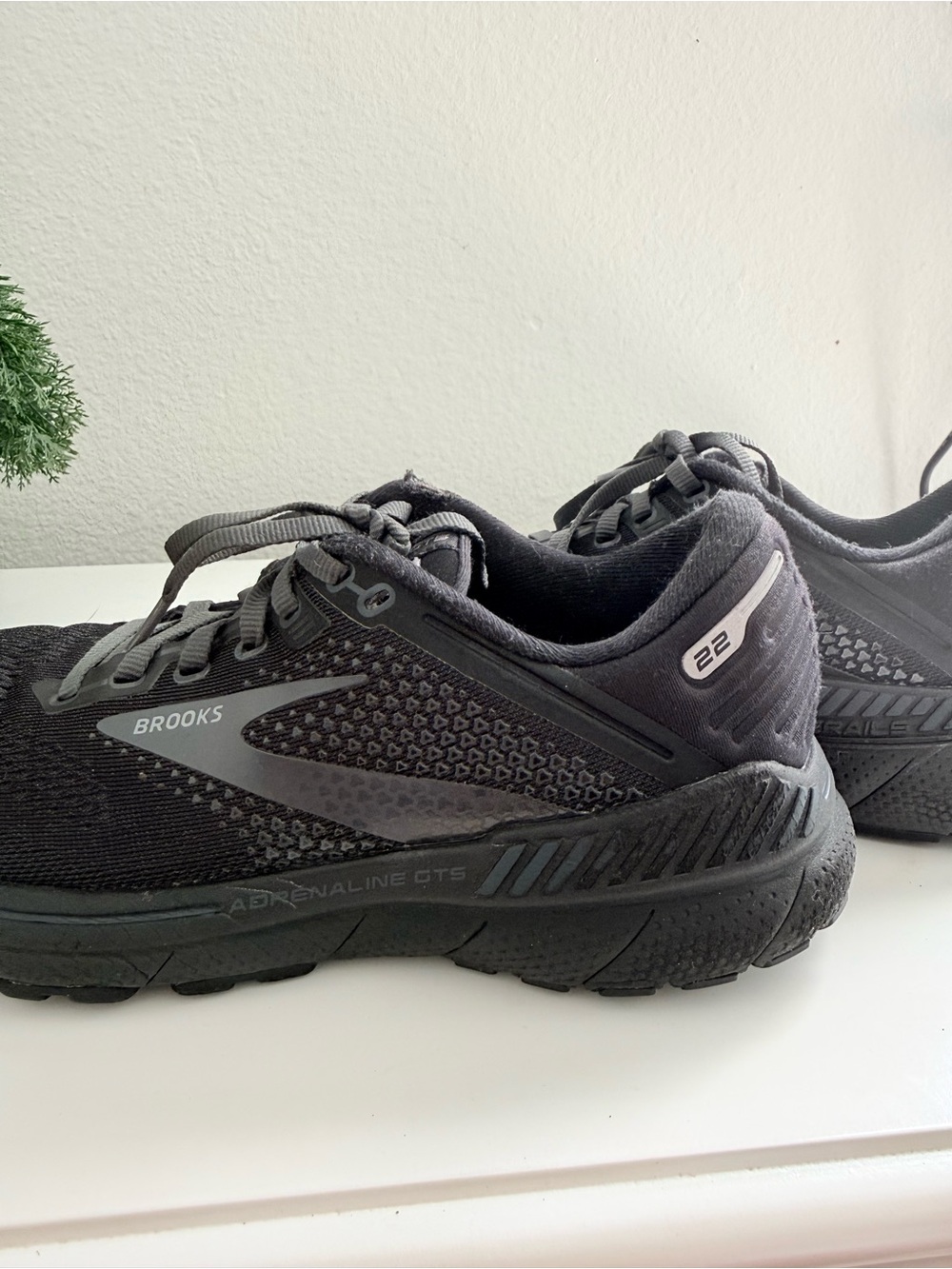 Brooks women size 7.5 Adrenaline GTS 22 Black and Dark Gray Running Shoes - Picture 7 of 11